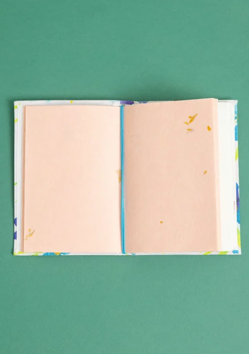 Brush-muistikirja kangaspäällysteistä paperia